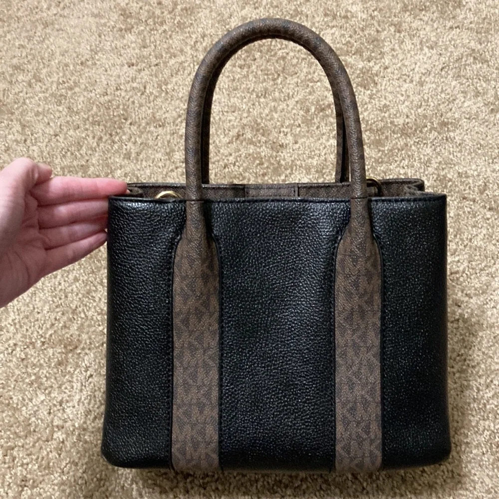 Michael Michael Kors Austin Medium Pebbled Leather Messenger Bag USED